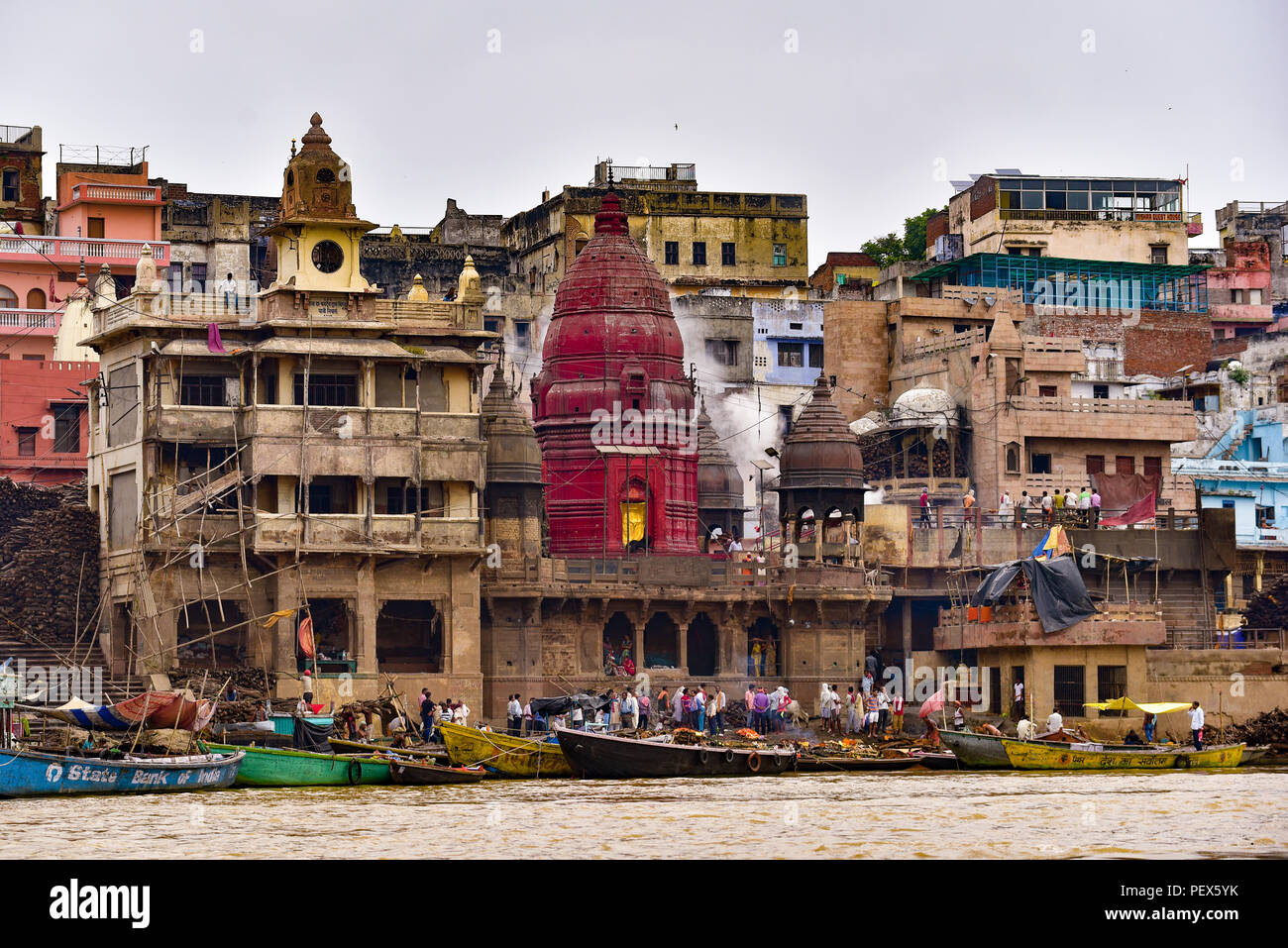 La masterizzazione del corpo cerimonia al Manikarnika Ghat, fiume Gange Foto Stock