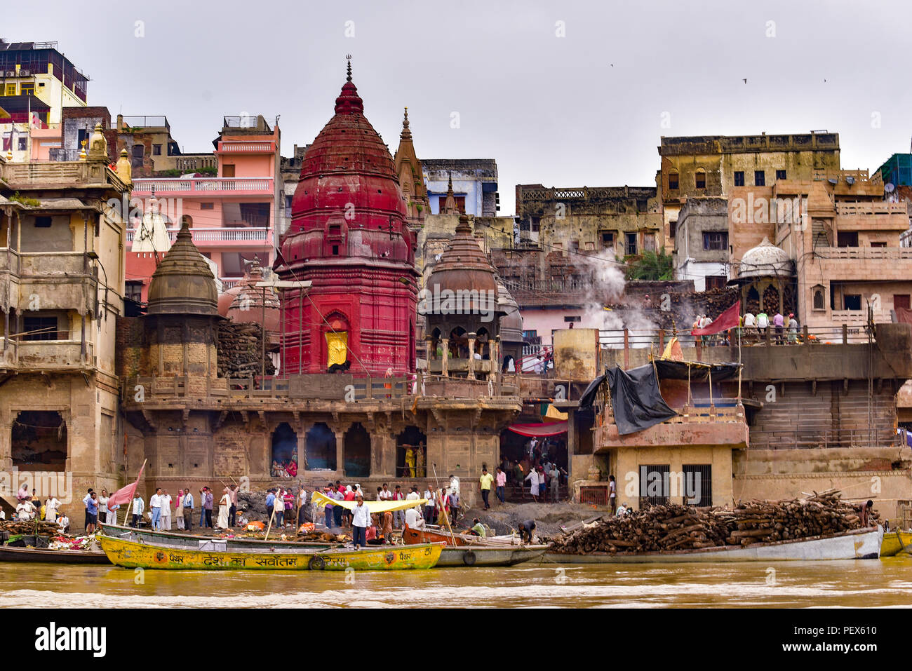 La masterizzazione del corpo cerimonia al Manikarnika Ghat, fiume Gange Foto Stock
