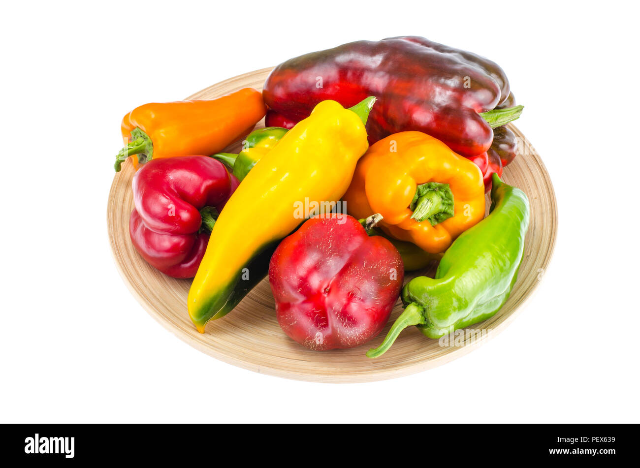 Colorati peperoni bulgara di diverse varietà sul piatto di legno. Foto Studio Foto Stock