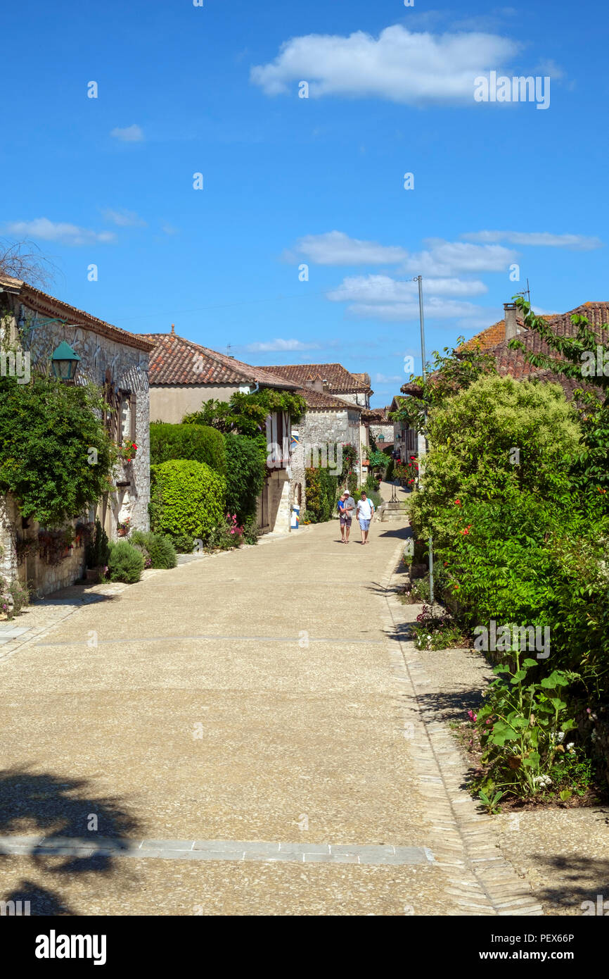 Pujols France - 19 giugno 2018: Architettura pittoresca e sole all'inizio dell'estate porta alcuni visitatori a Pujols, Lot-et-Garonne, Francia. Questo villaggio storico è membro dell'associazione 'Les Plus Beaux Villages de France'. Foto Stock