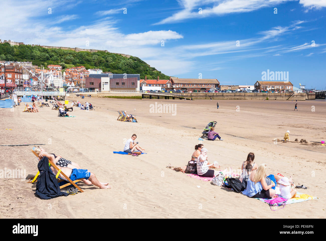I turisti sulla spiaggia a Scarborough Beach South Bay beach Scarborough Regno Unito yorkshire North Yorkshire Inghilterra Scarborough Regno unito Gb europa Foto Stock