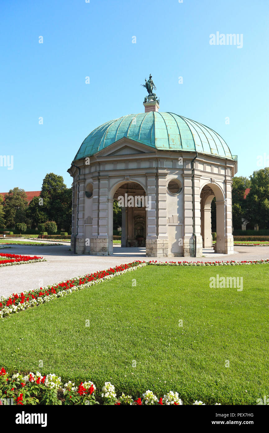 Monaco di Baviera, Germania, summer view del Hofgarten round padiglione nel giardino barocco costruito nel secolo17th da Massimiliano I, Elettore di Baviera in italiano Foto Stock