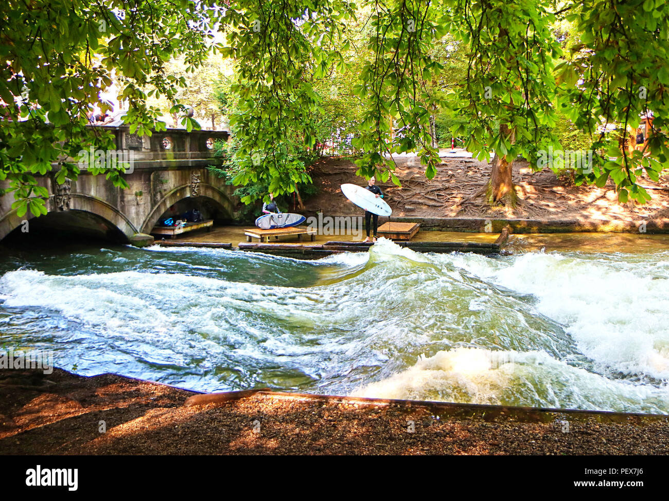 Monaco di Baviera, Germania - 24 luglio 2018 - Monaco di Baviera, surfisti pronti per cavalcare le onde artificiali sul Eisbach, piccolo fiume attraverso l'Englischer Garten, in s Foto Stock