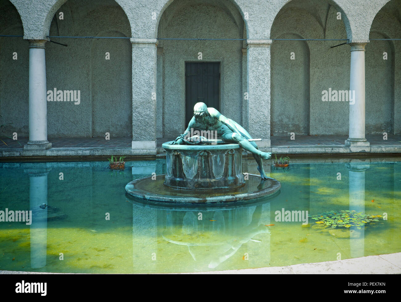 Monaco di Baviera, Germania - 24 luglio 2018 - Museo Nazionale Bavarese di arti decorative di Monaco di Baviera, narcisi fontana nel cortile,costruito nel 1896 da Hubert Foto Stock