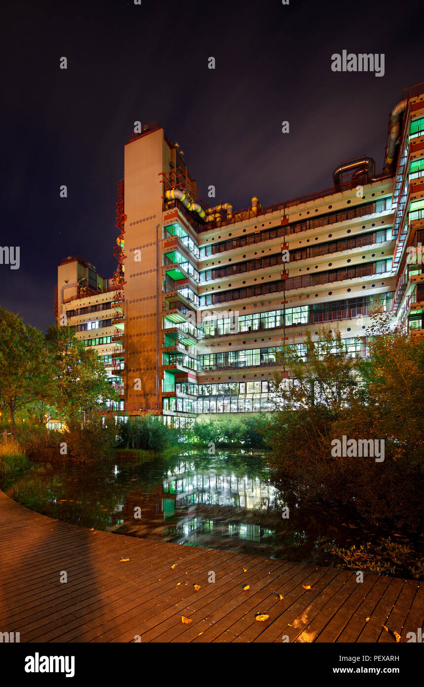 La moderna clinica universitaria di Aachen, Germania di notte. Prospettiva corretti mediante spostamento della lente. Foto Stock