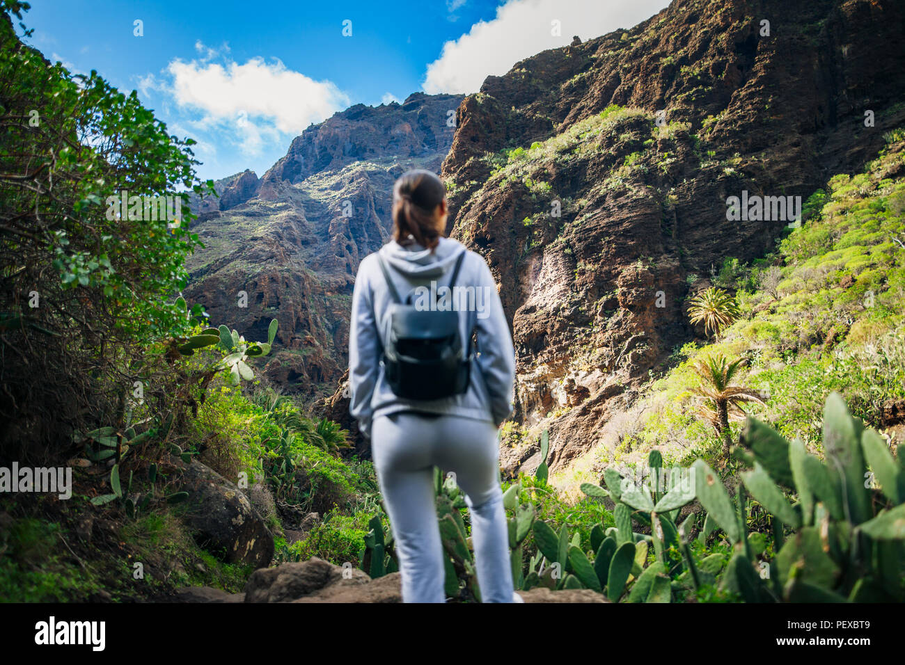 Traveler donna godere di splendidi Masca Gorge panorama della valle sull'isola di Tenerife. Vacanza attiva concept Foto Stock