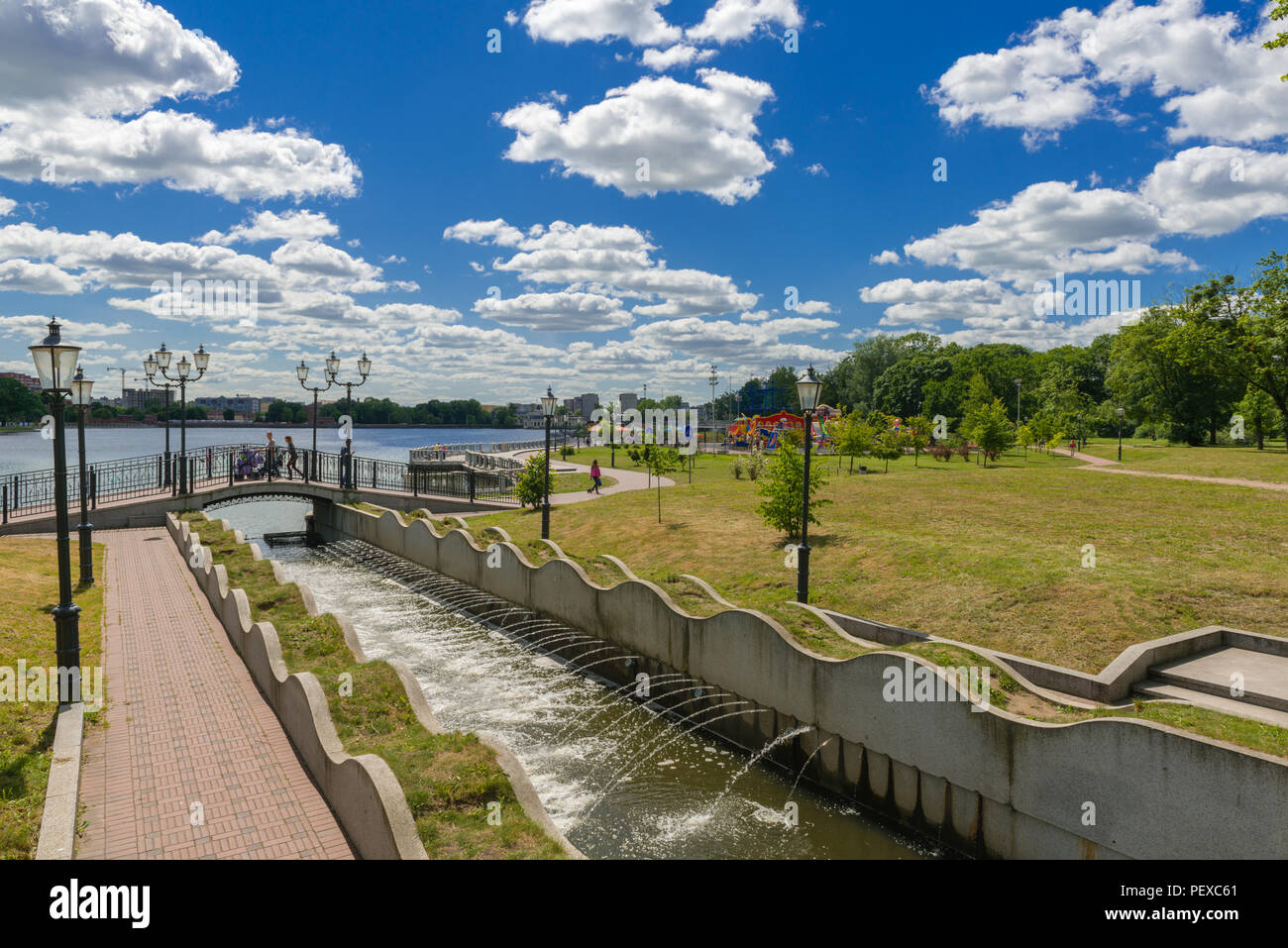 Parco, prato, Cascades, la passeggiata lungo il lago Superiore, Kaliningrad, l'oblast di Kaliningrad, Russia Foto Stock