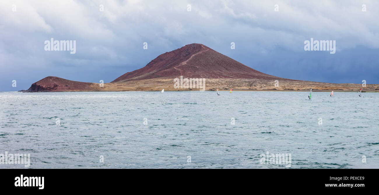 Panorama di montagna a El Medano e gruppo di Windsurf Passeggiate in oceano Atlantico, Fuerteventura, Isole Canarie Foto Stock