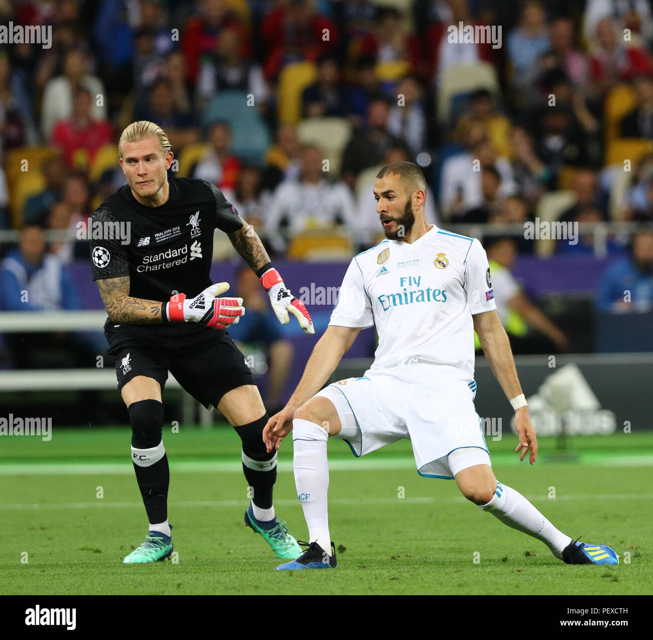 Kiev, Ucraina - 26 Maggio 2018: Karim Benzema del Real Madrid (R) punteggi un primo obiettivo di portiere Loris Karius di Liverpool durante il loro UEFA Champions L Foto Stock