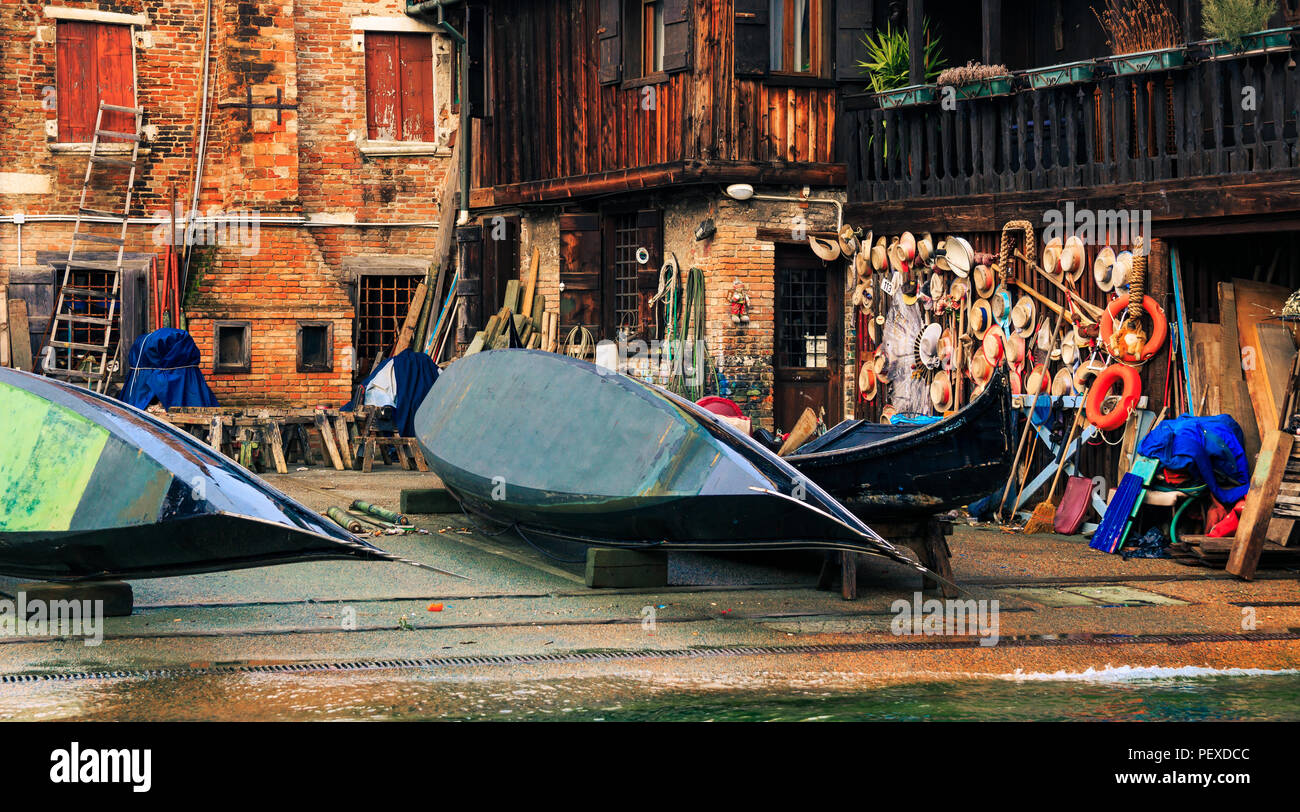 Golndola workshop a Venezia Italia Vista panoramica Foto Stock
