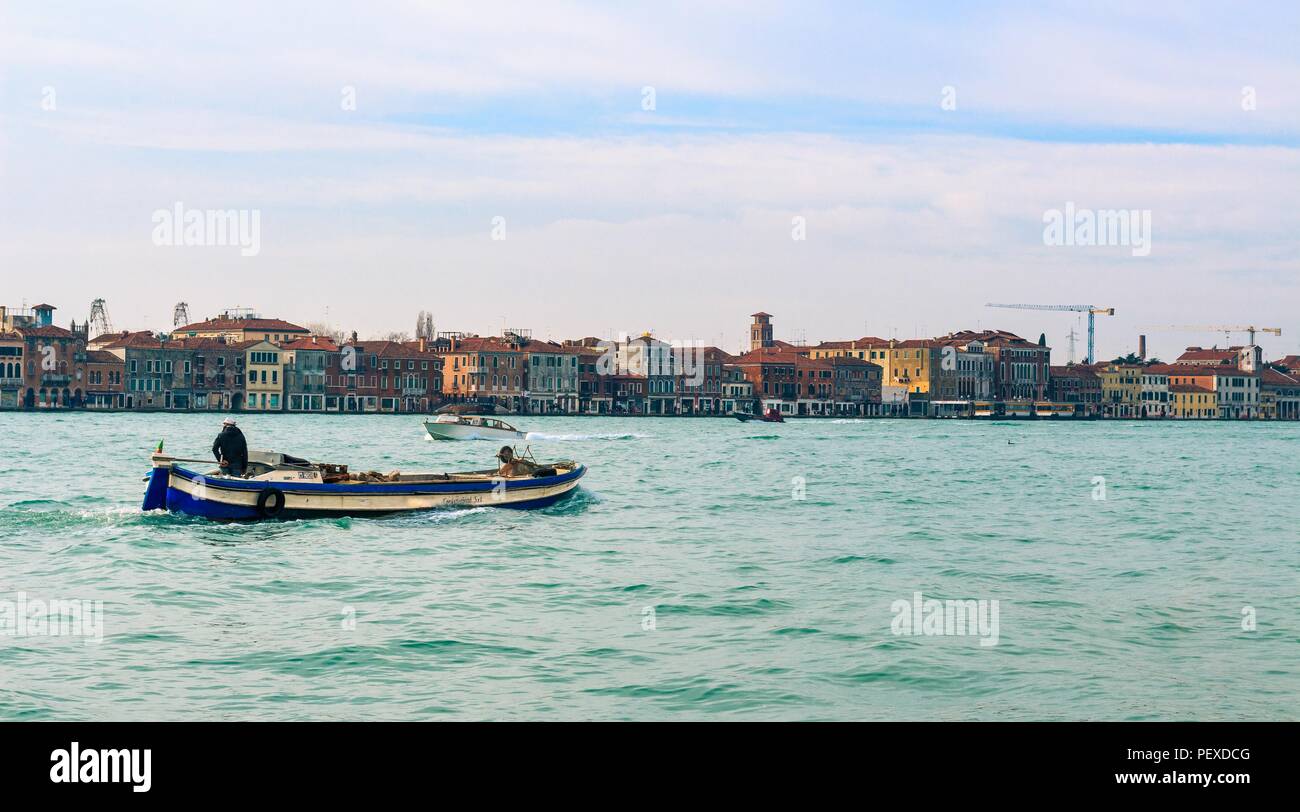 Fisherman barca a Venezia Italia sfondo Foto Stock