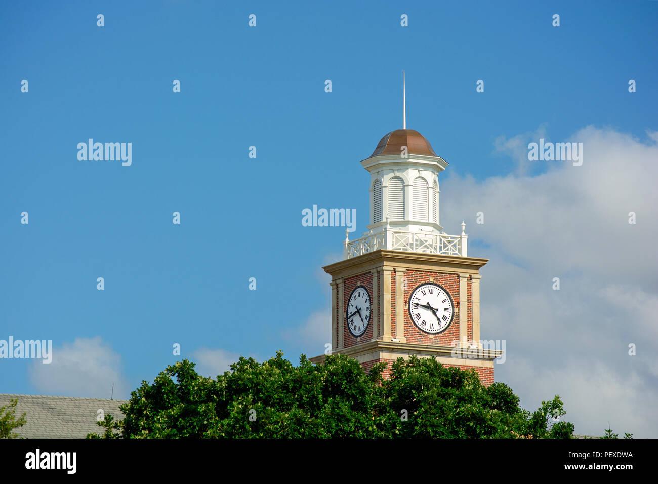 Wichita State University di Wichita, Kansas, Morrison Hall Clock Tower in una giornata di sole Foto Stock