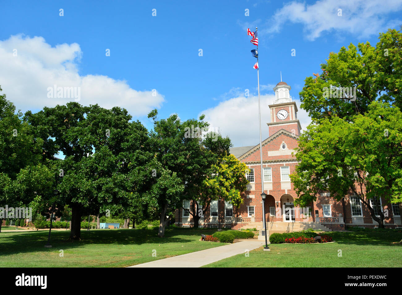 Wichita State University di Wichita, Kansas, Morrison Hall Clock Tower in una giornata di sole Foto Stock