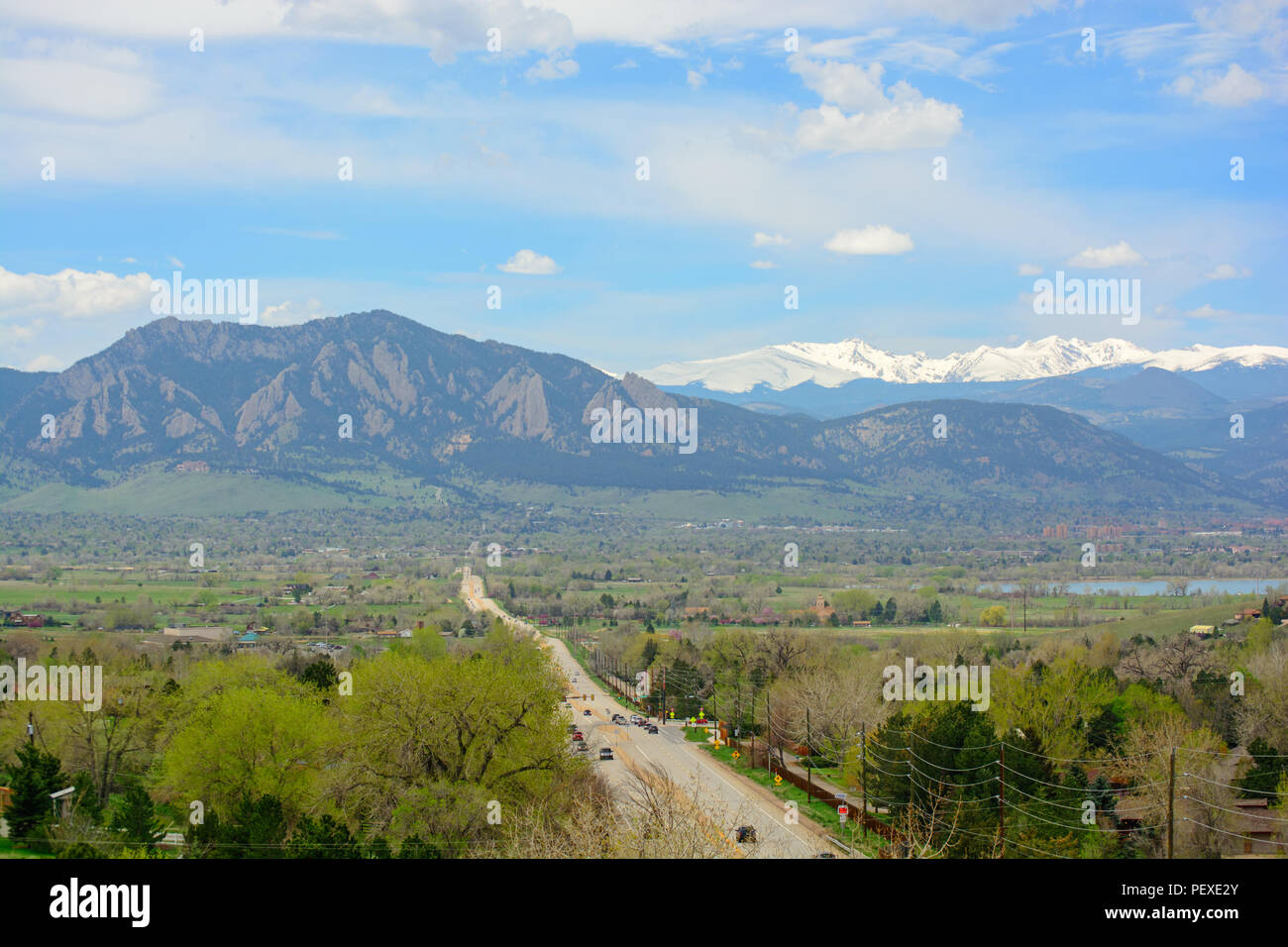 Boulder, Colorado e il Flatirons Montagne in una giornata di sole Foto Stock