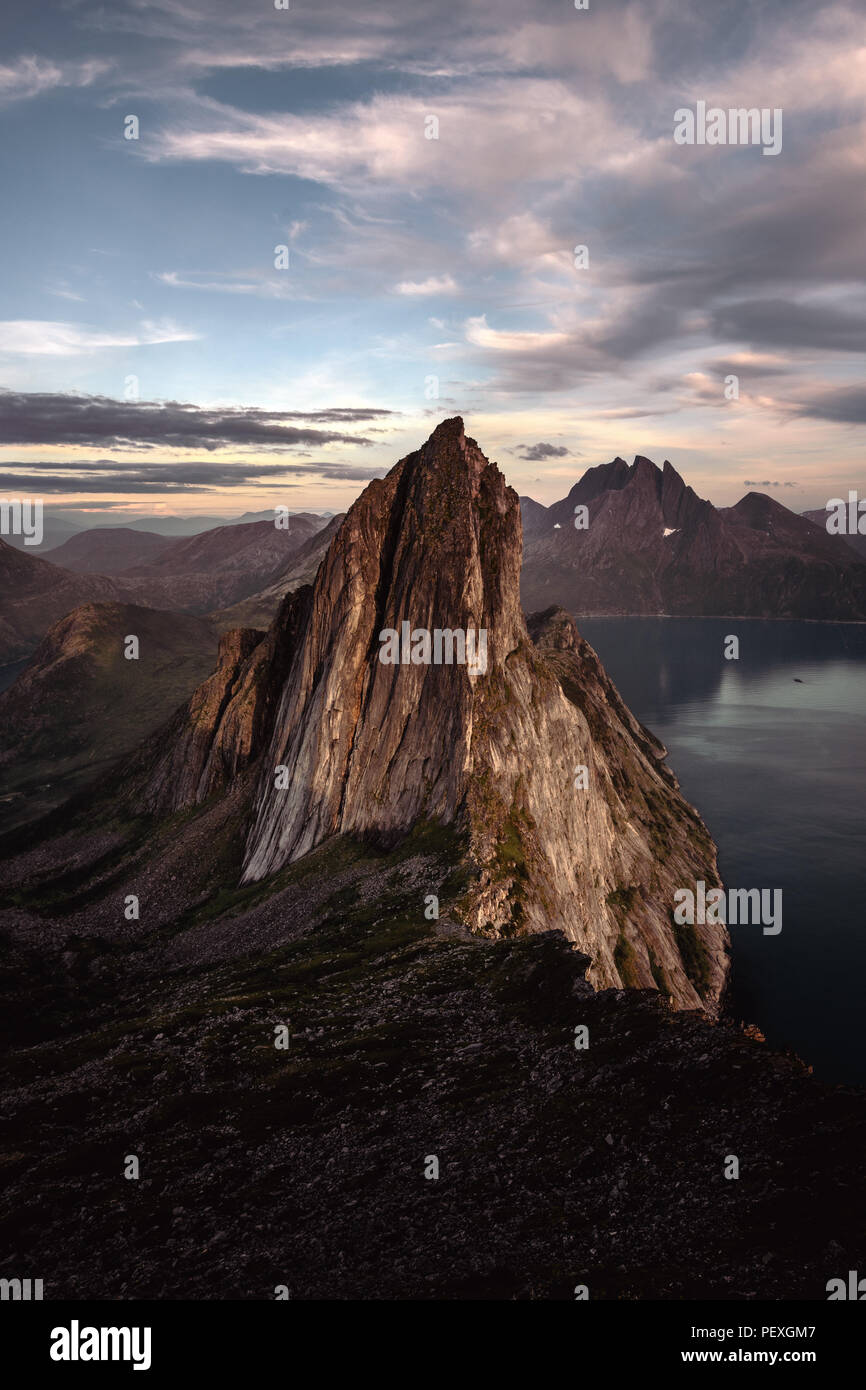 Segla picco di montagna al tramonto in Senja, Norvegia Foto Stock