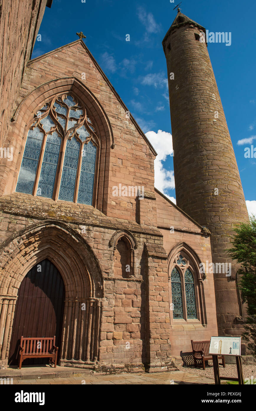 Brechin Cattedrale e Brechin Round Tower, Angus, Scozia. Foto Stock