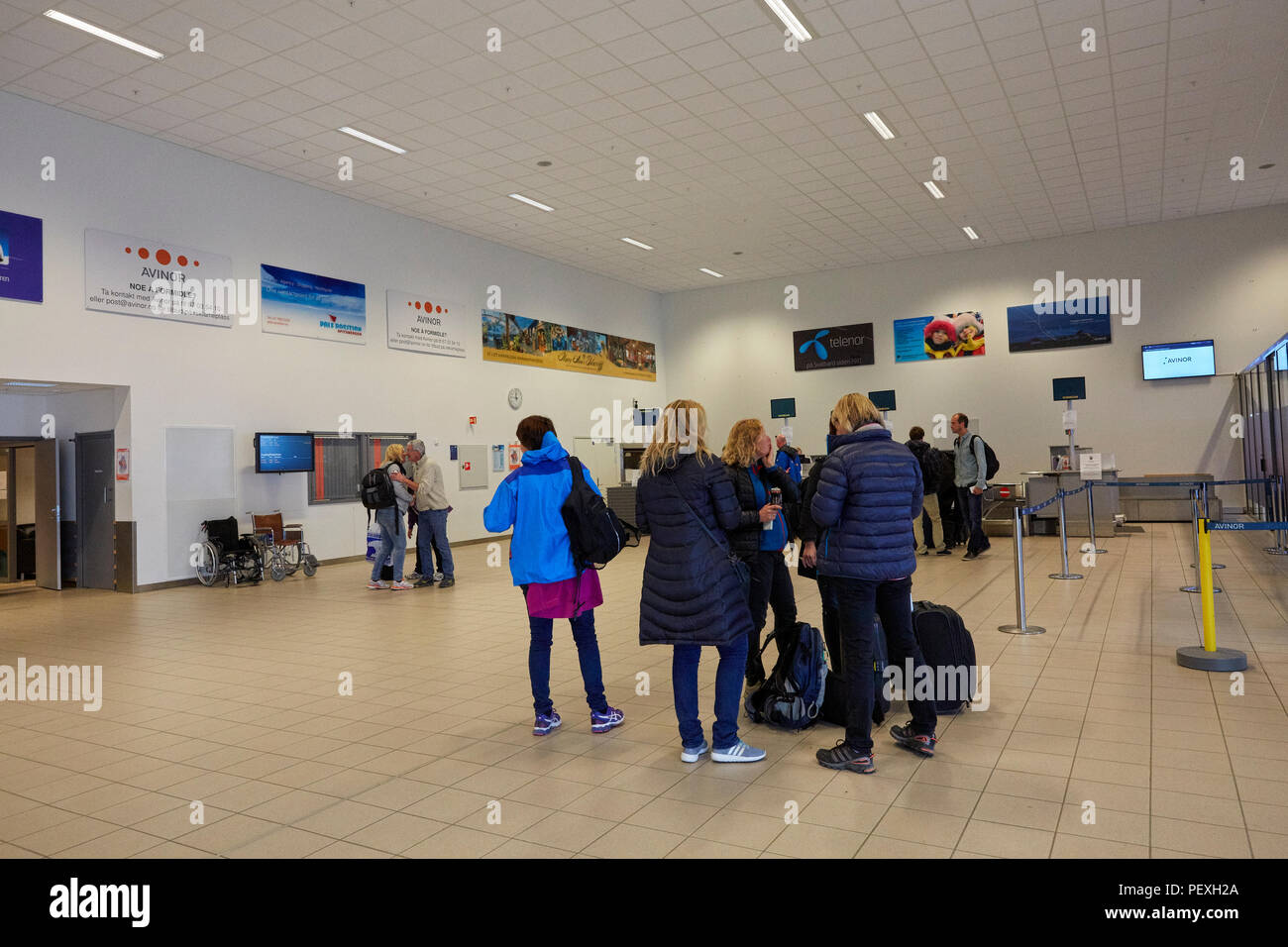 I turisti passeggeri check-in per il loro volo a Svalbard Aeroporto di Longyearbyen Longyearbyen Lufthavn Foto Stock