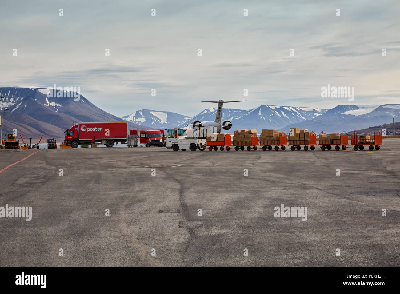 Colli di bagaglio i bagagli vengono caricati al piano a Svalbard Aeroporto di Longyearbyen Longyearbyen Lufthavn Foto Stock