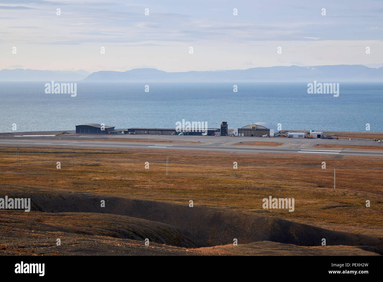 Svalbard Aeroporto di Longyearbyen Longyearbyen Lufthavn con fjord dietro di esso come si vede da una montagna vicina Foto Stock