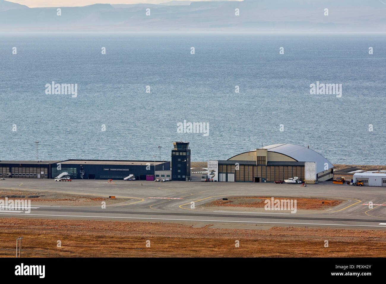 Svalbard Aeroporto di Longyearbyen Longyearbyen Lufthavn con fjord dietro di esso come si vede da una montagna vicina Foto Stock