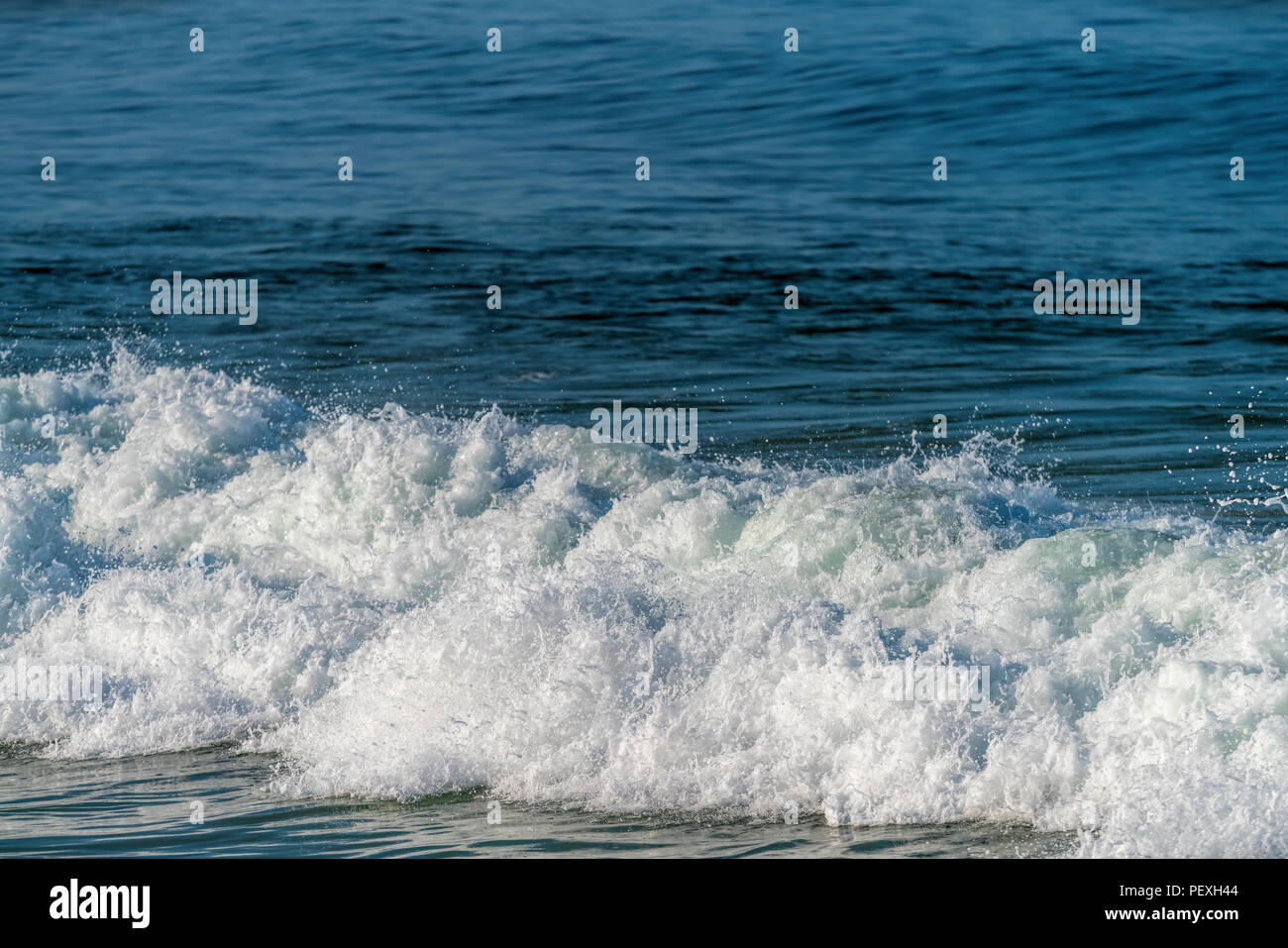 Bella gigante blu oceano onda Foto Stock