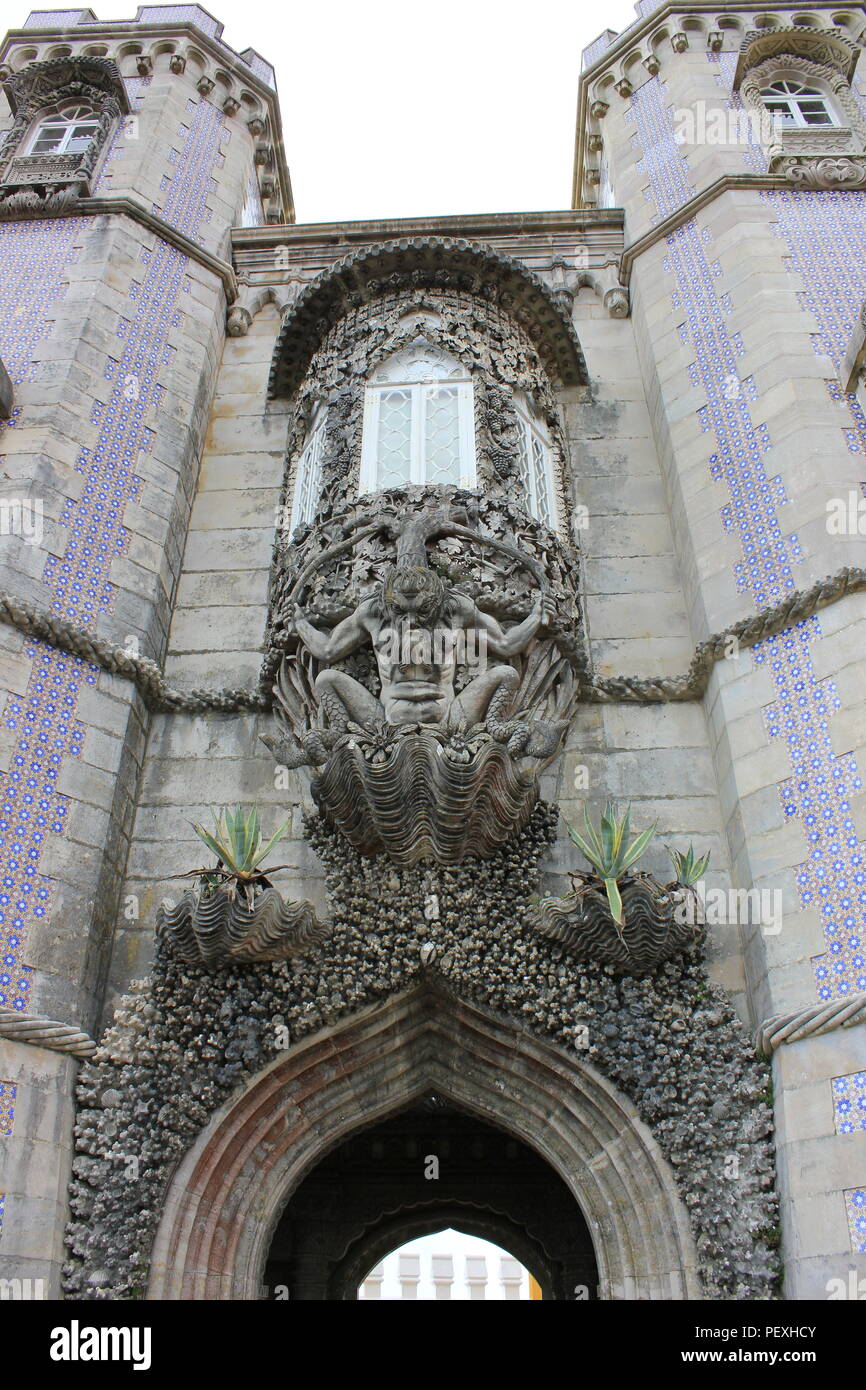 Pena il Palazzo Nazionale di Sintra - Portogallo. la statua di un werewolf. romanticismo. Foto Stock