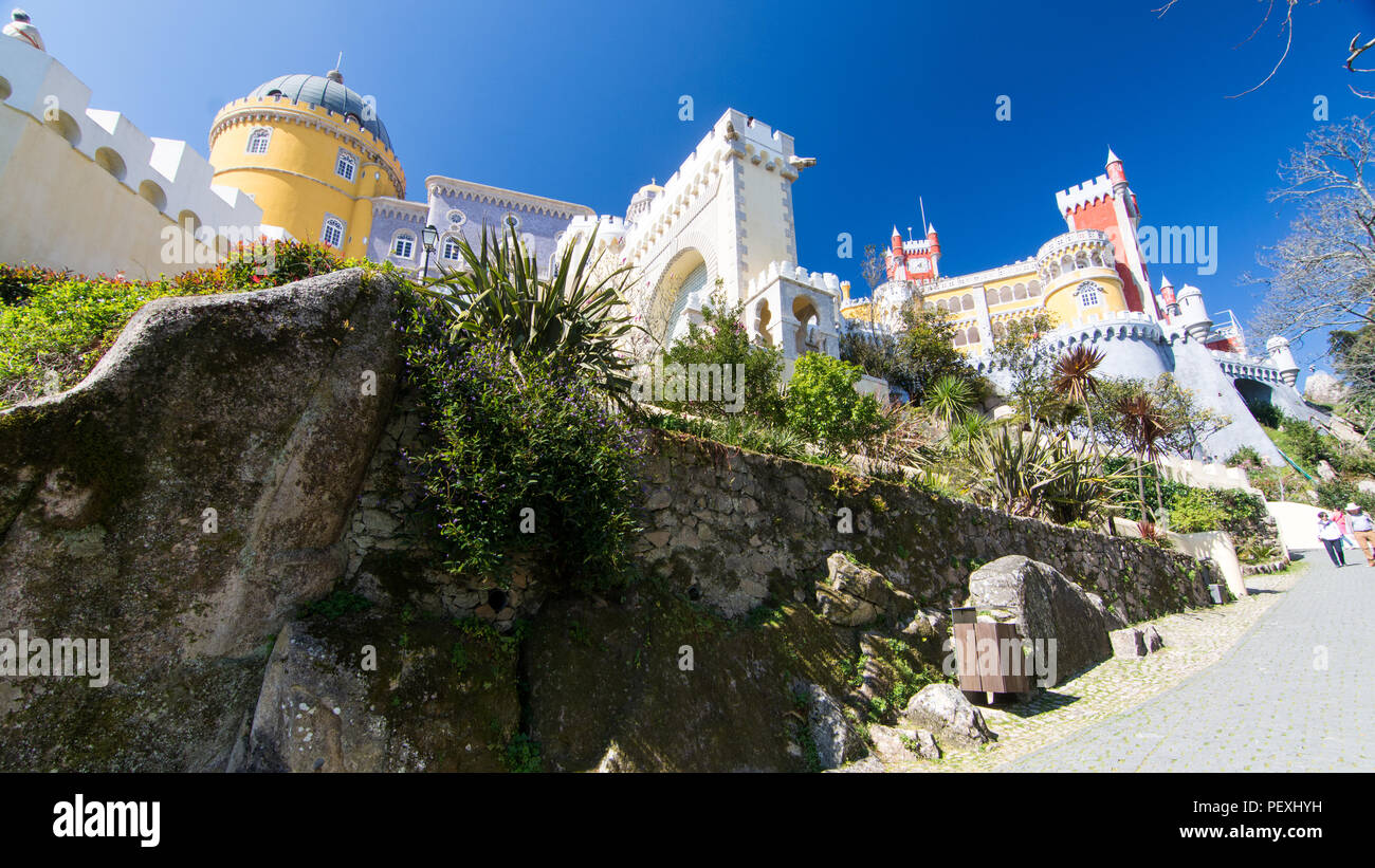 Lisbona, Portogallo - 13 Marzo 2016: la favola di Pena Palace, summerhouse del Portogallo la famiglia reale, a Sintra vicino a Lisbona. Foto Stock