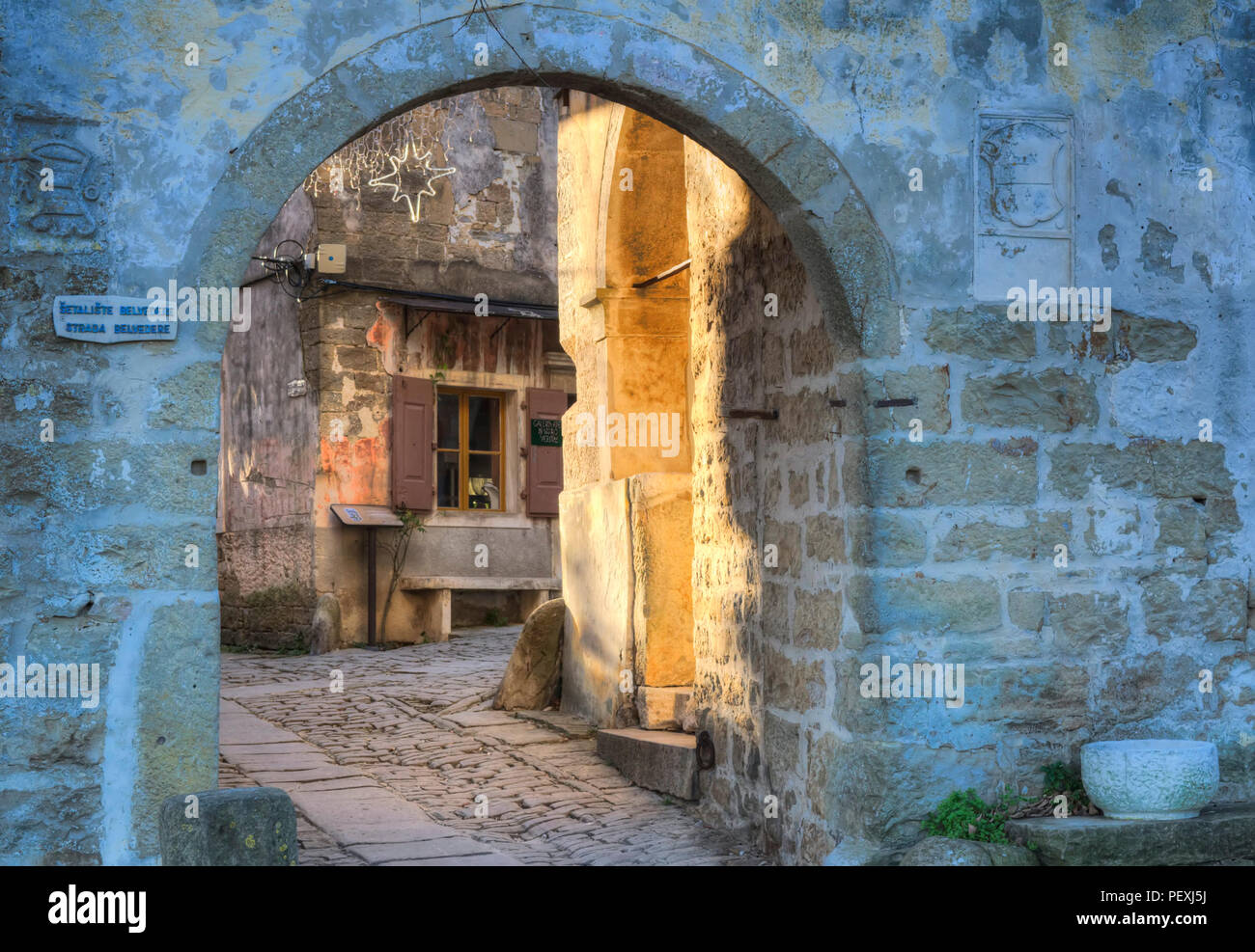 Ingresso alla città vecchia di Grisignana....Istra Croazia Foto Stock