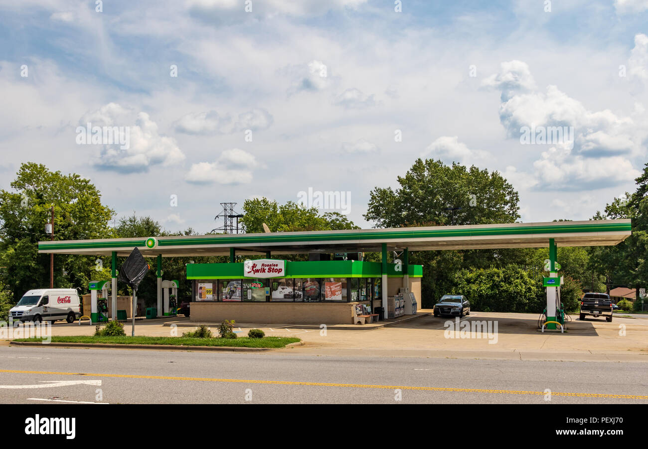 HICKORY, NC, Stati Uniti d'America-15 agosto 18: Rosales Kwik Stop, Inc, una società indipendente minimarket e BP gas station, su una delle strade principali di Hickory, NC. Foto Stock