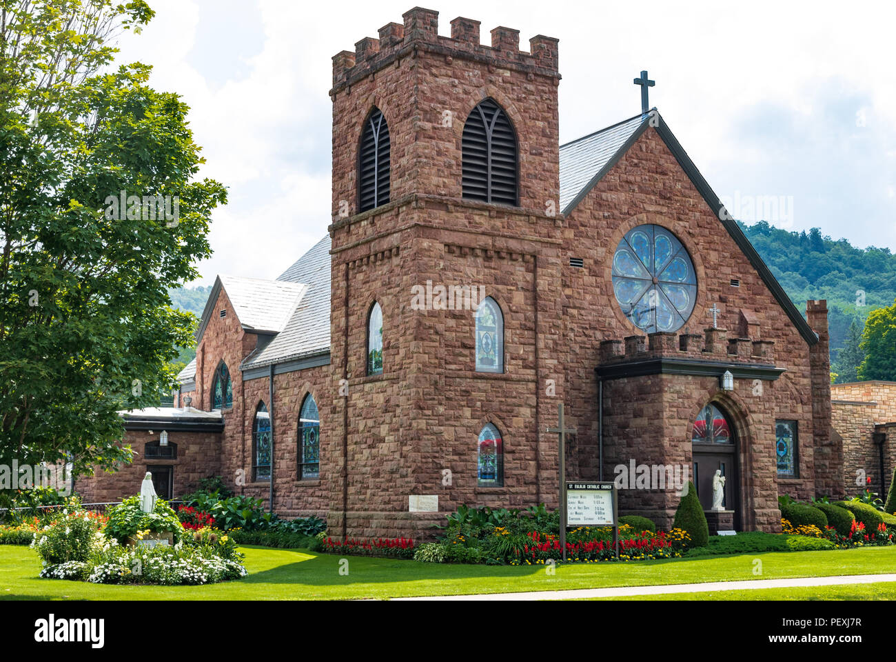 COUDERSPORT, PA, Stati Uniti d'America-10 agosto 18: Santa Eulalia chiesa cattolica imposta sulla strada principale del piccolo borgo rurale. Foto Stock