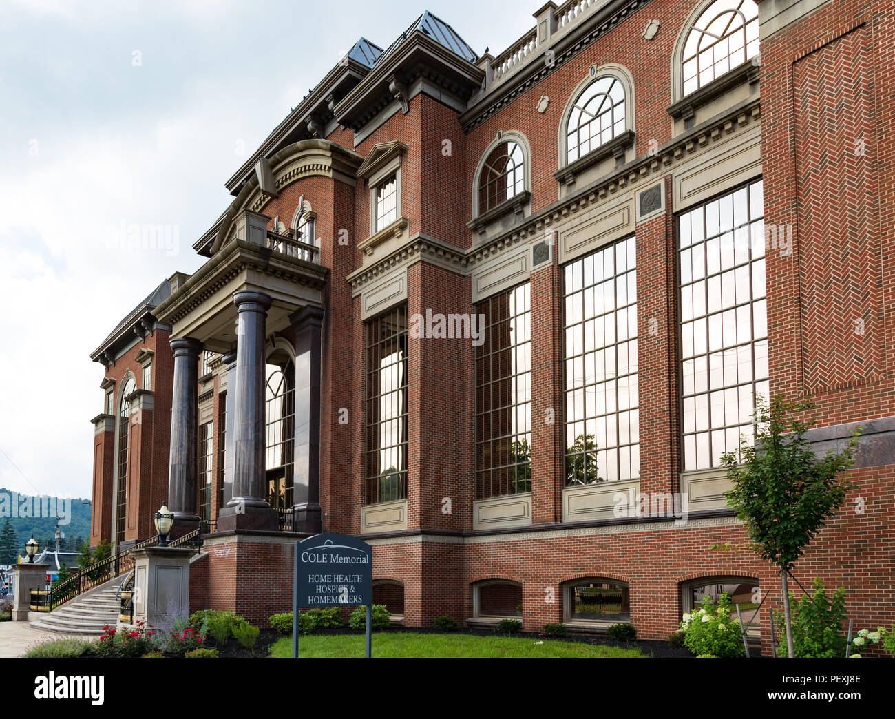 COUDERSPORT, PA, Stati Uniti d'America-10 agosto 18: i servizi della contea di Potter's Home Servizi Sanitari risiedono in su Main Street Foto Stock