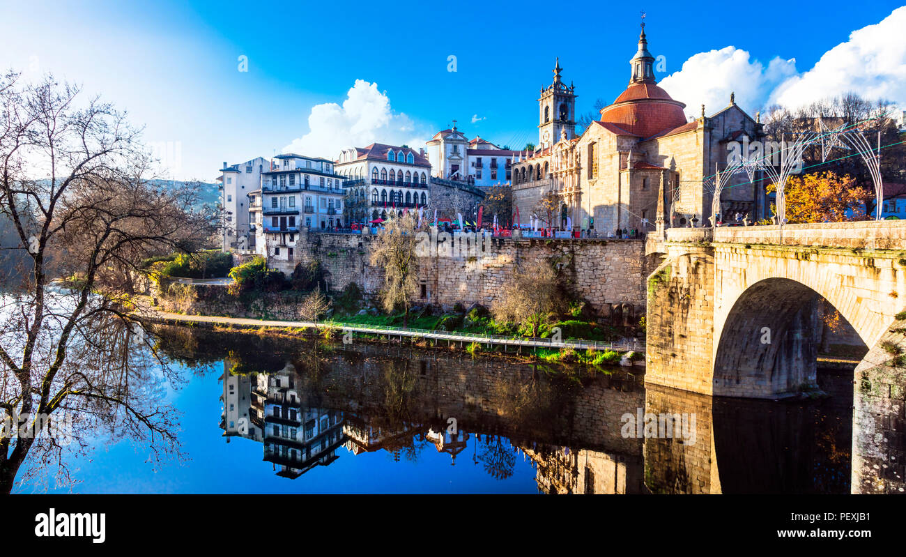 Bella Amarante town,vista fiume con,ponte e monastero,Portogallo. Foto Stock
