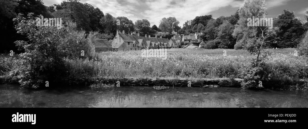 La fila di Arlington cottage in pietra, Fiume Coln, Bibury village, Gloucestershire Cotswolds, England, Regno Unito Foto Stock