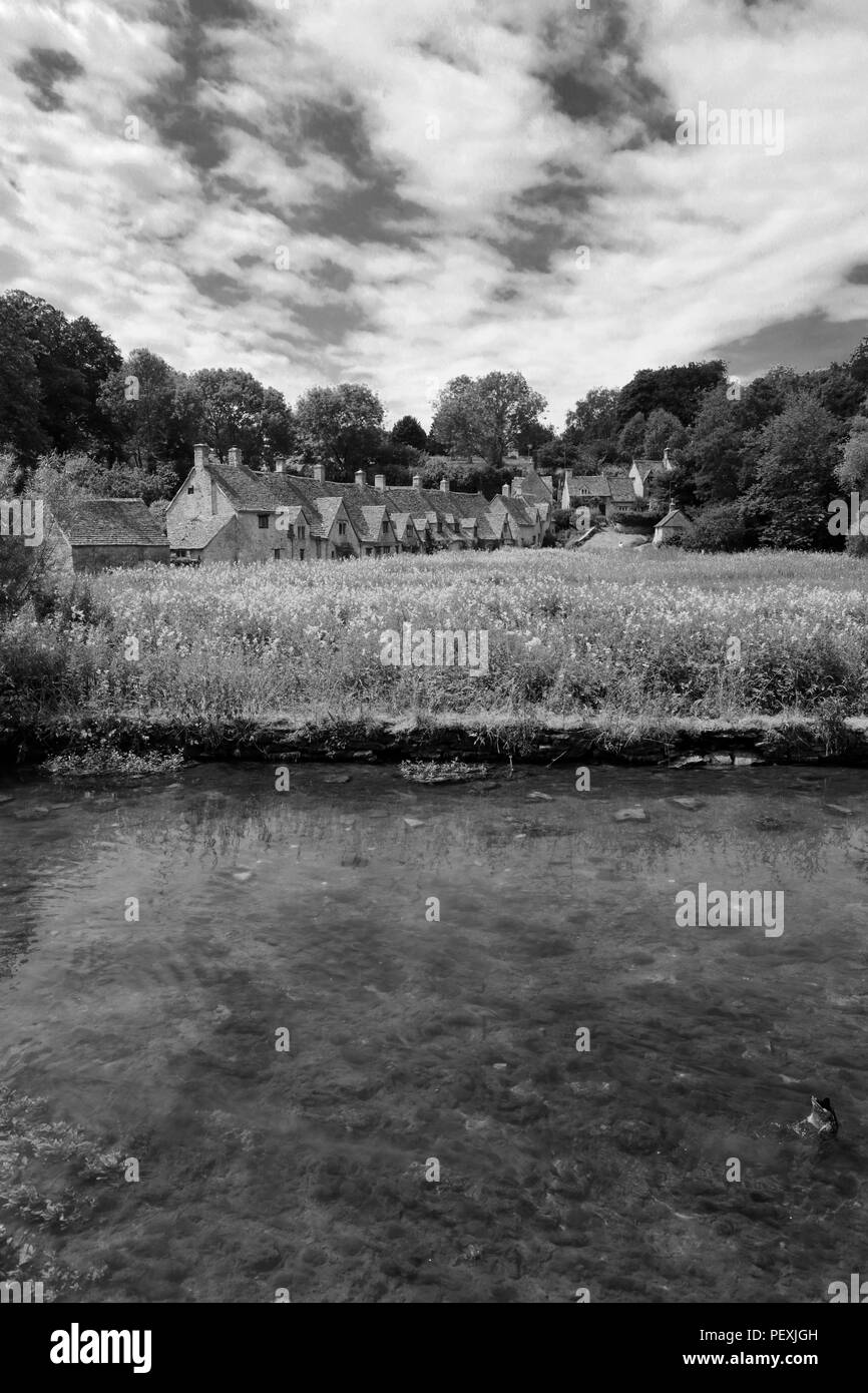 La fila di Arlington cottage in pietra, Fiume Coln, Bibury village, Gloucestershire Cotswolds, England, Regno Unito Foto Stock