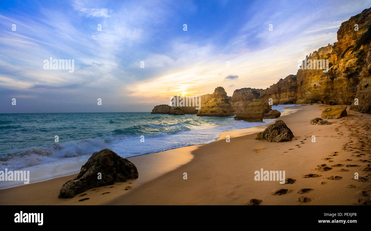 Bella Praia da Marinha oltre il tramonto del Portogallo. Foto Stock