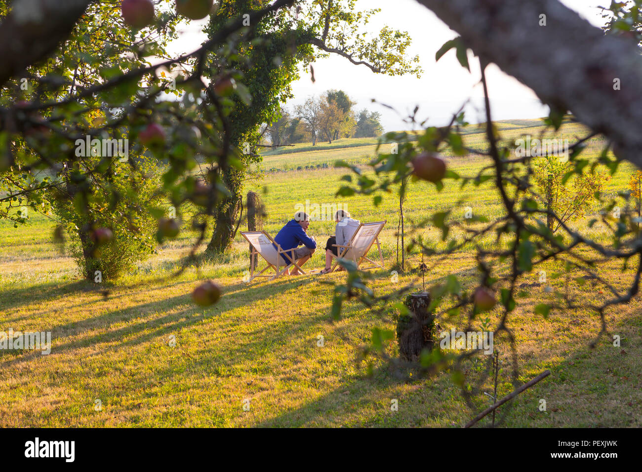 Due persone sedute a sdraio, Janezinovi agriturismo, Ratecevo Brdo, Carniola interna, Slovenia Foto Stock