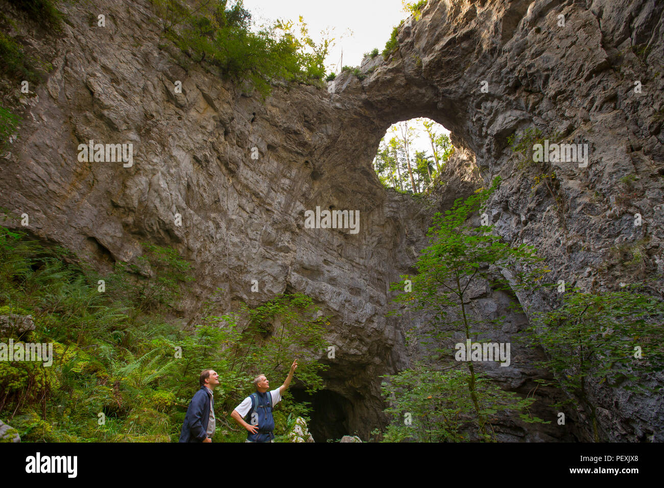 Due esploratori al fondo di una dolina del Lago di Cerknica nella regione Notranjska, del Carso in Slovenia. Foto Stock