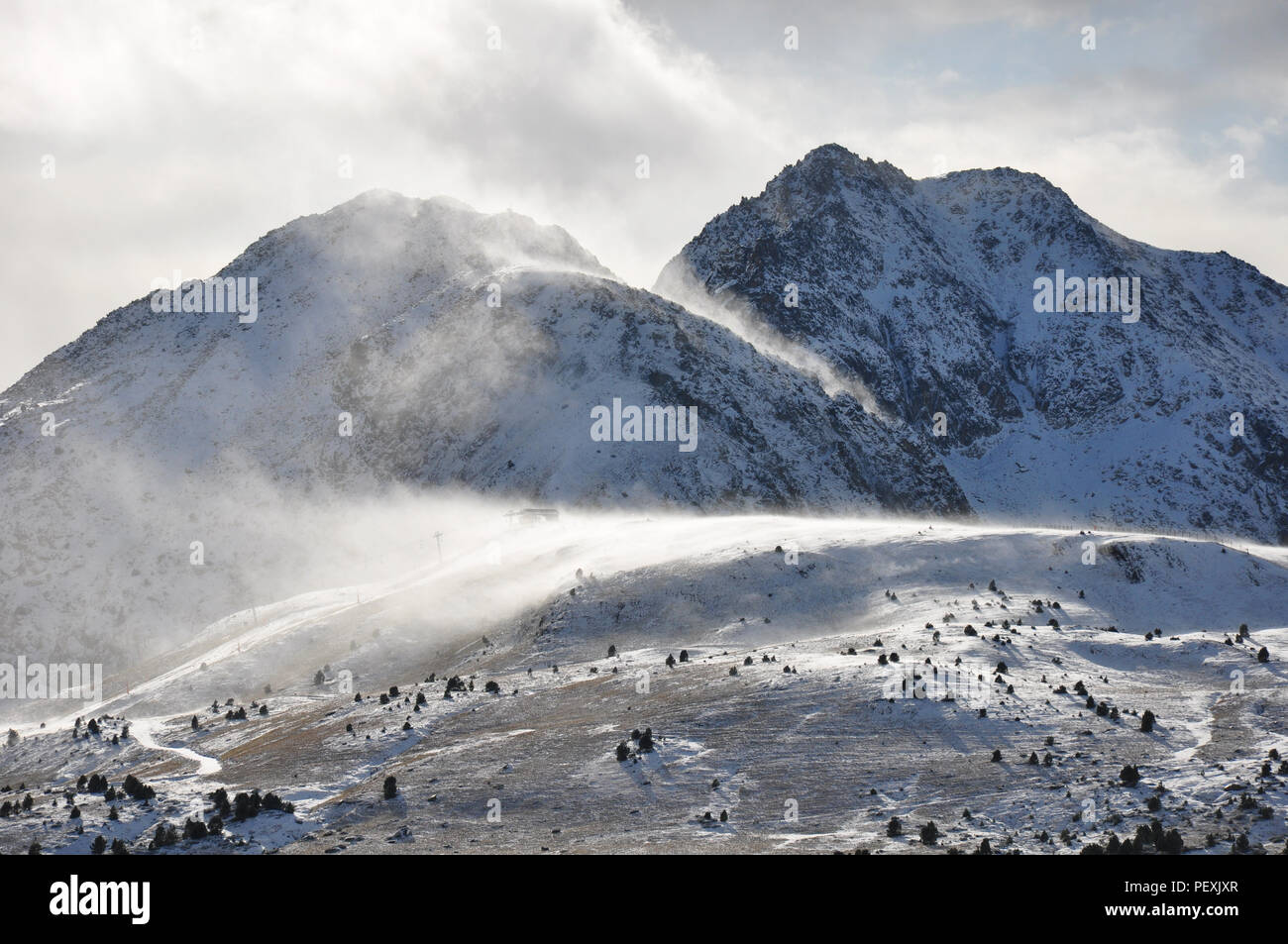 Montagne innevate di Andorra in inverno vicino a Pas de la Casa Foto Stock