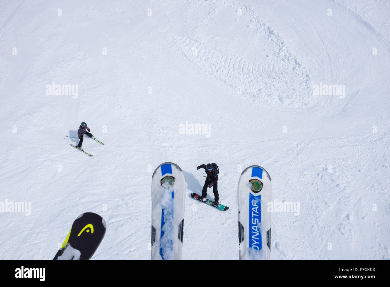 Sciatore e snowboarder sulla pista da sci, Morzine, Portes du Soleil, Alta Savoia, Francia Foto Stock