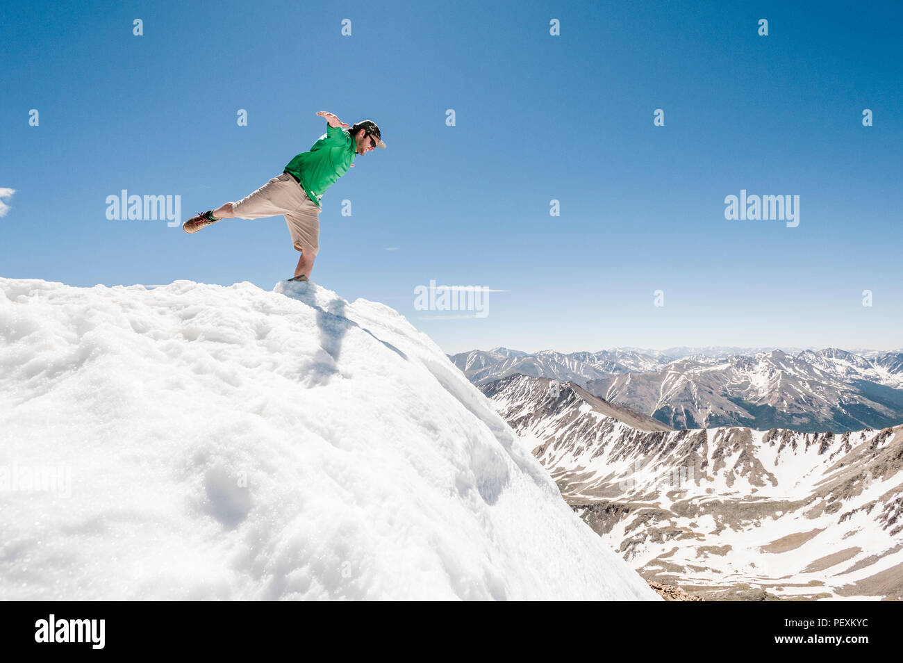 Escursionista sul picco di montagna, La Plata montagne, Colorado, STATI UNITI D'AMERICA Foto Stock