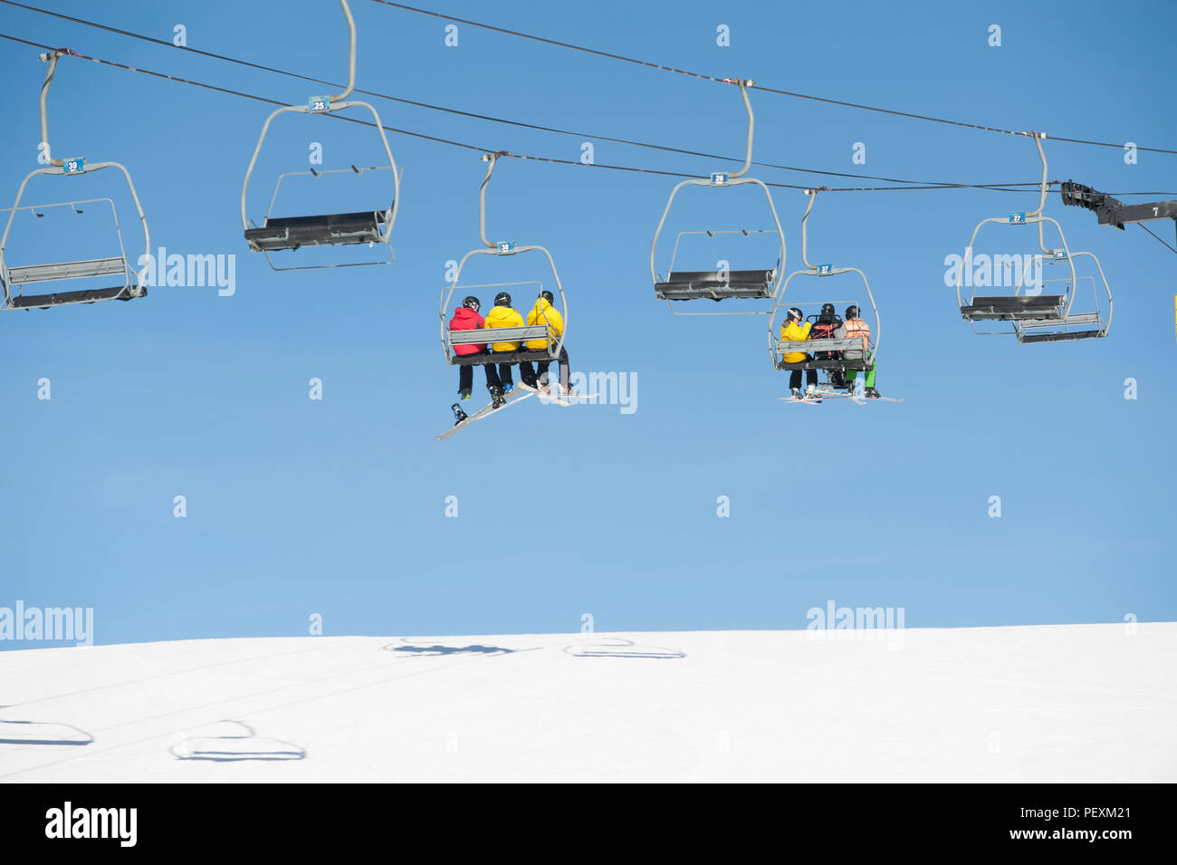 Persone equitazione sci lift, Crested Butte, Colorado, STATI UNITI D'AMERICA Foto Stock