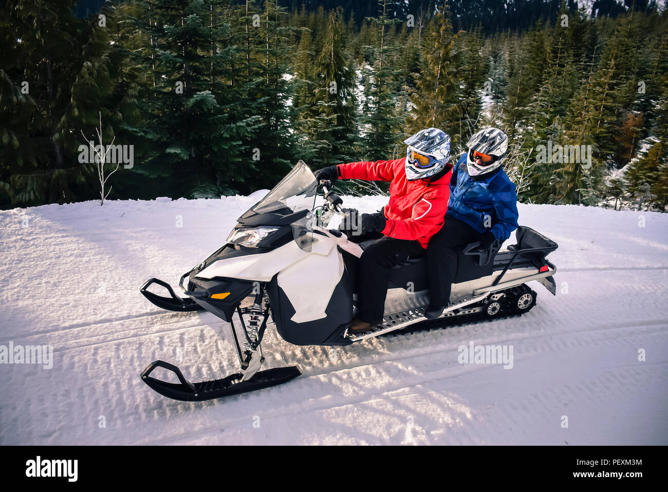 Due uomini la guida motoslitta, Callaghan Valley, Whistler, British Columbia, Canada Foto Stock