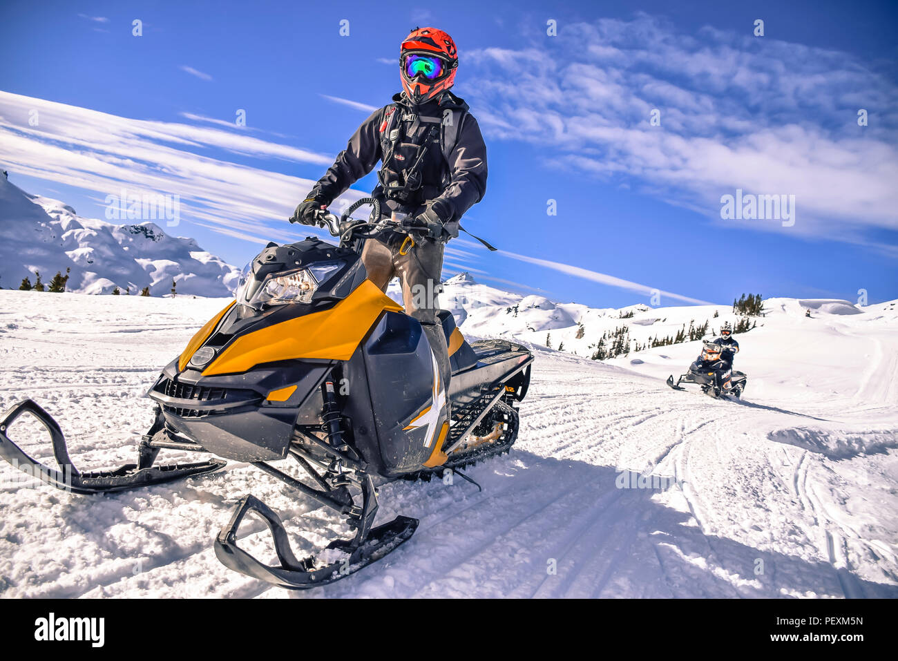 Uomo che cavalca motoslitta, Callaghan Valley, Whistler, British Columbia, Canada Foto Stock