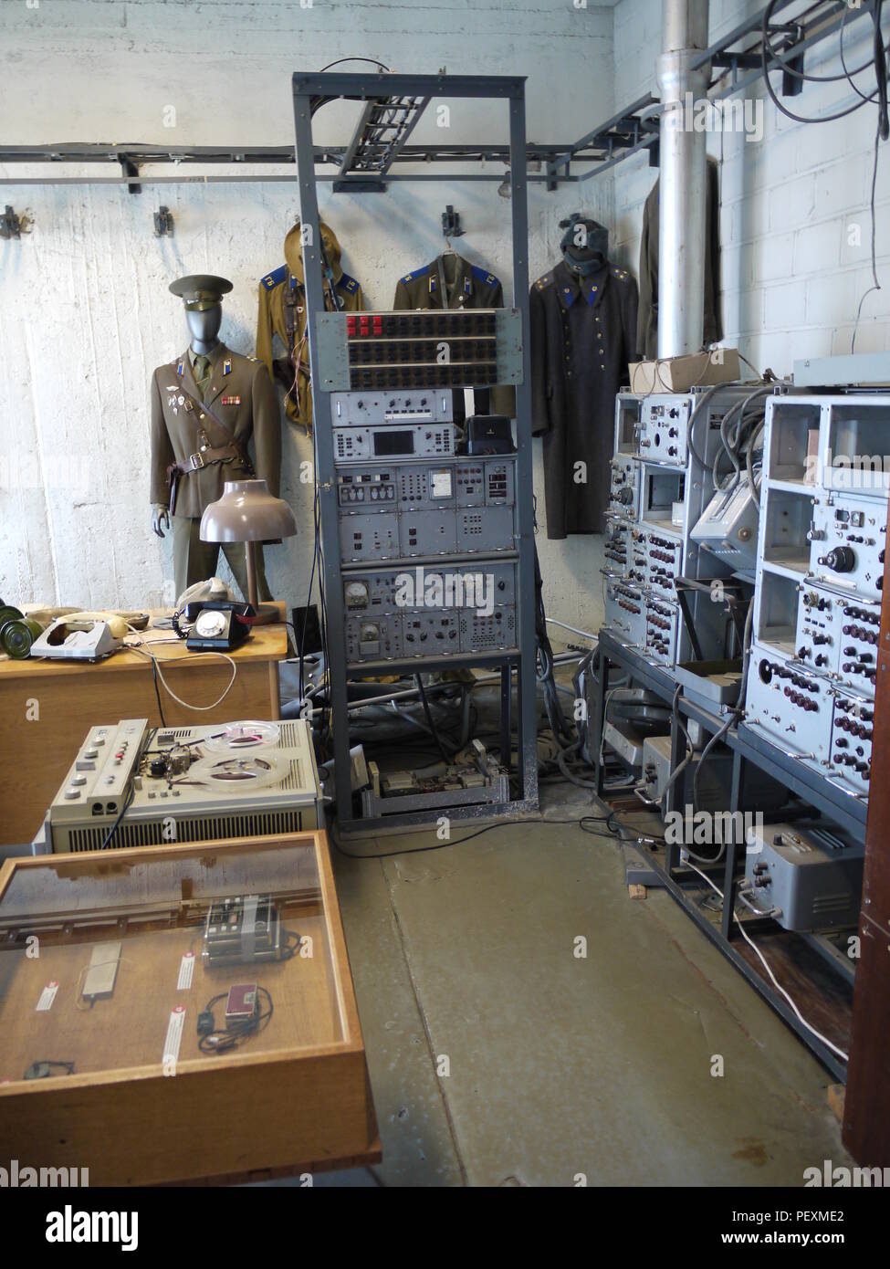 Ascolto e registrazione dispositivi nel museo del KGB, in Tallinn (Estonia), all'interno di hotel Viru, costruire durante il tempo sovietico Foto Stock