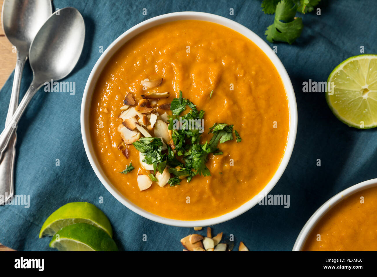 In casa Thai dolce zuppa di patate con il coriandolo e mandorle Foto Stock