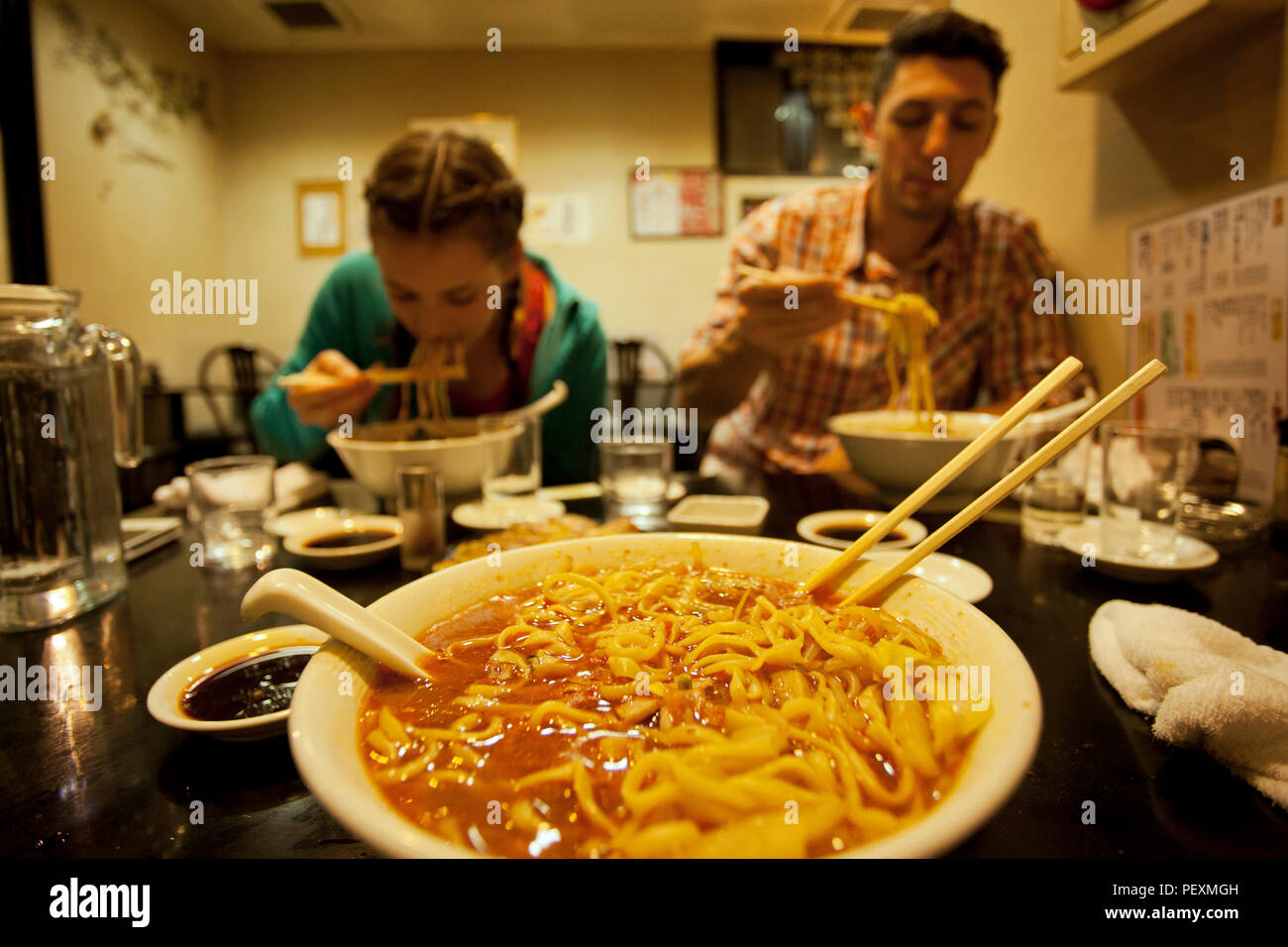 Persone mangiare spaghetti ramen, Showa, Prefettura di Yamanashi, Giappone Foto Stock