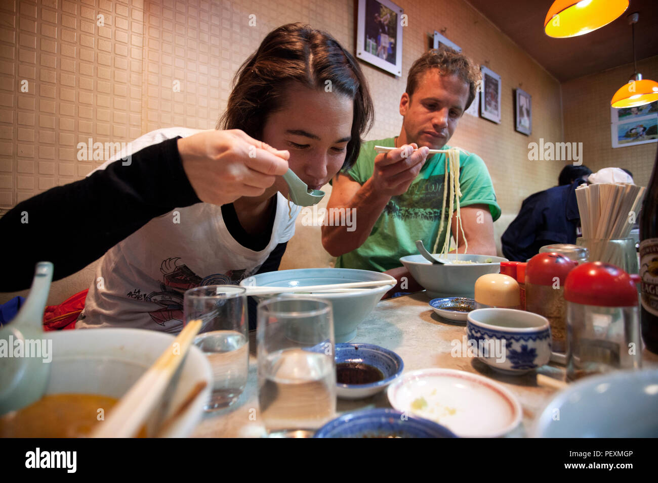 Persone mangiare spaghetti ramen, Showa, Prefettura di Yamanashi, Giappone Foto Stock