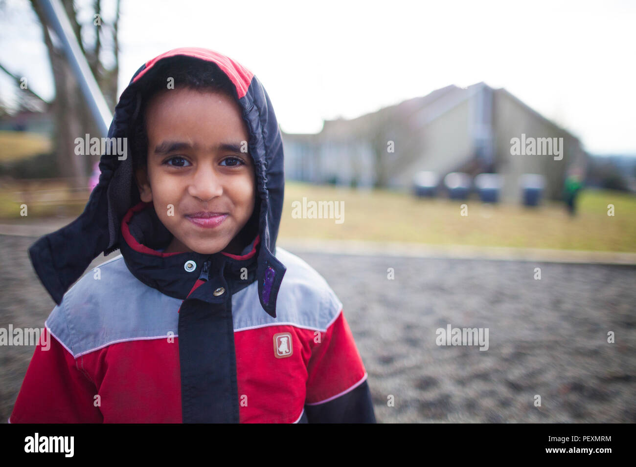 Ritratto di ragazzo sul parco giochi a scuola Foto Stock