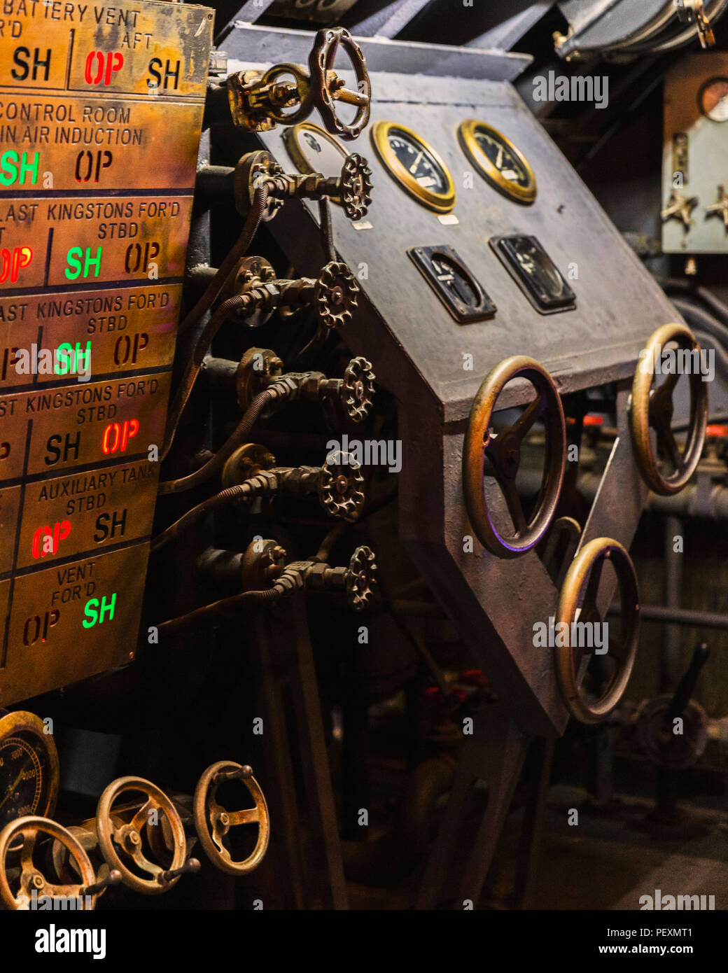 Film prop, macchinari con manopole e valvole, Cinecitta Museo di Roma, Italia Foto Stock