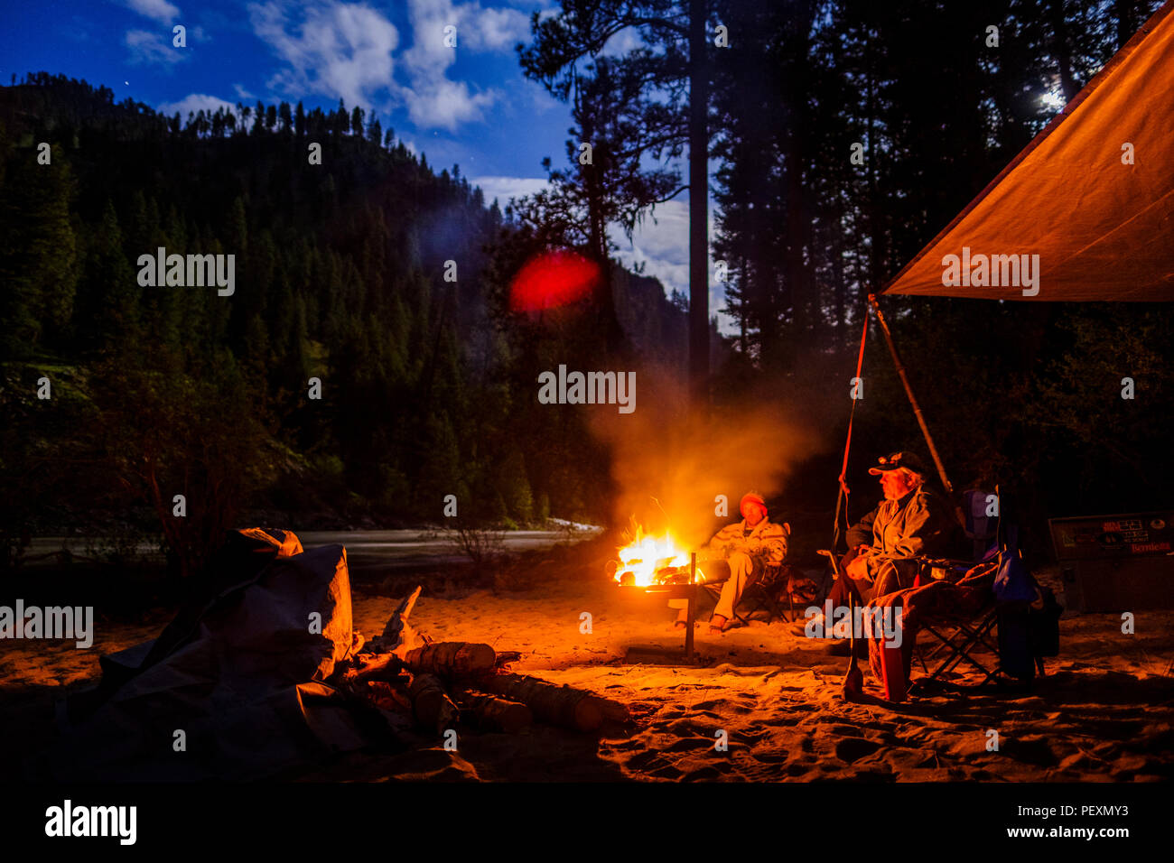 Campeggio vicino al fiume di salmoni, Idaho, Stati Uniti d'America Foto Stock